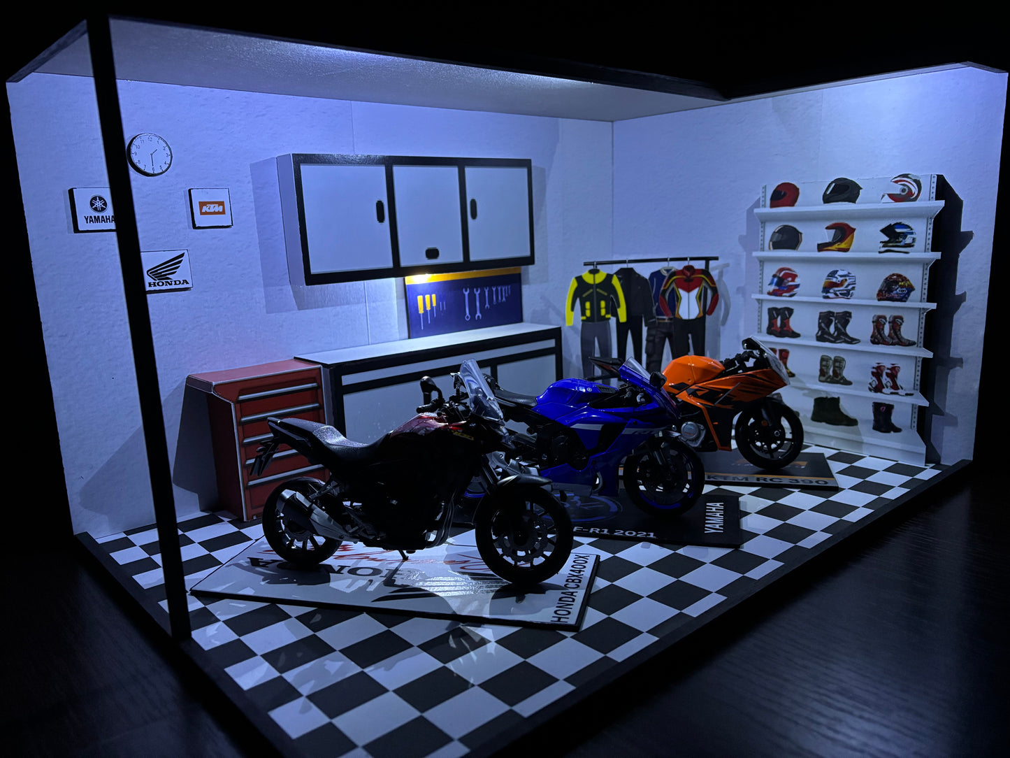 Motorcycle Diorama – Garage (Scale 1:12)